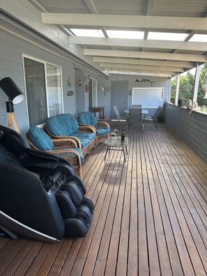 Outdoor dining - Charming 2-bedroom house with pool, massage chair & more in McLaren Vale (McLaren Vale)
