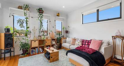 Charming Retro Townhouse in Vibrant Coburg