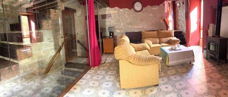 Televisión y chimenea