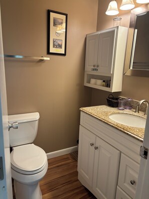 Haartrockner, Handtücher, Shampoo, Toilettenpapier