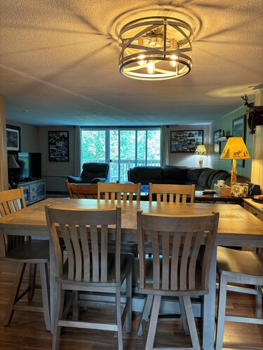 Cozy Ski Townhome. Close to some amazing hiking and great skiing. Sleeps 9.
