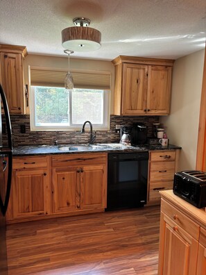 Fridge, microwave, oven, stovetop - Charming 2-bedroom townhome in Thornton NH. Sleeps 9. 2 beds/2 baths. (Thornton)