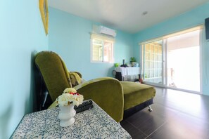 패밀리룸, 수영장 전망 | 거실 공간 | TV