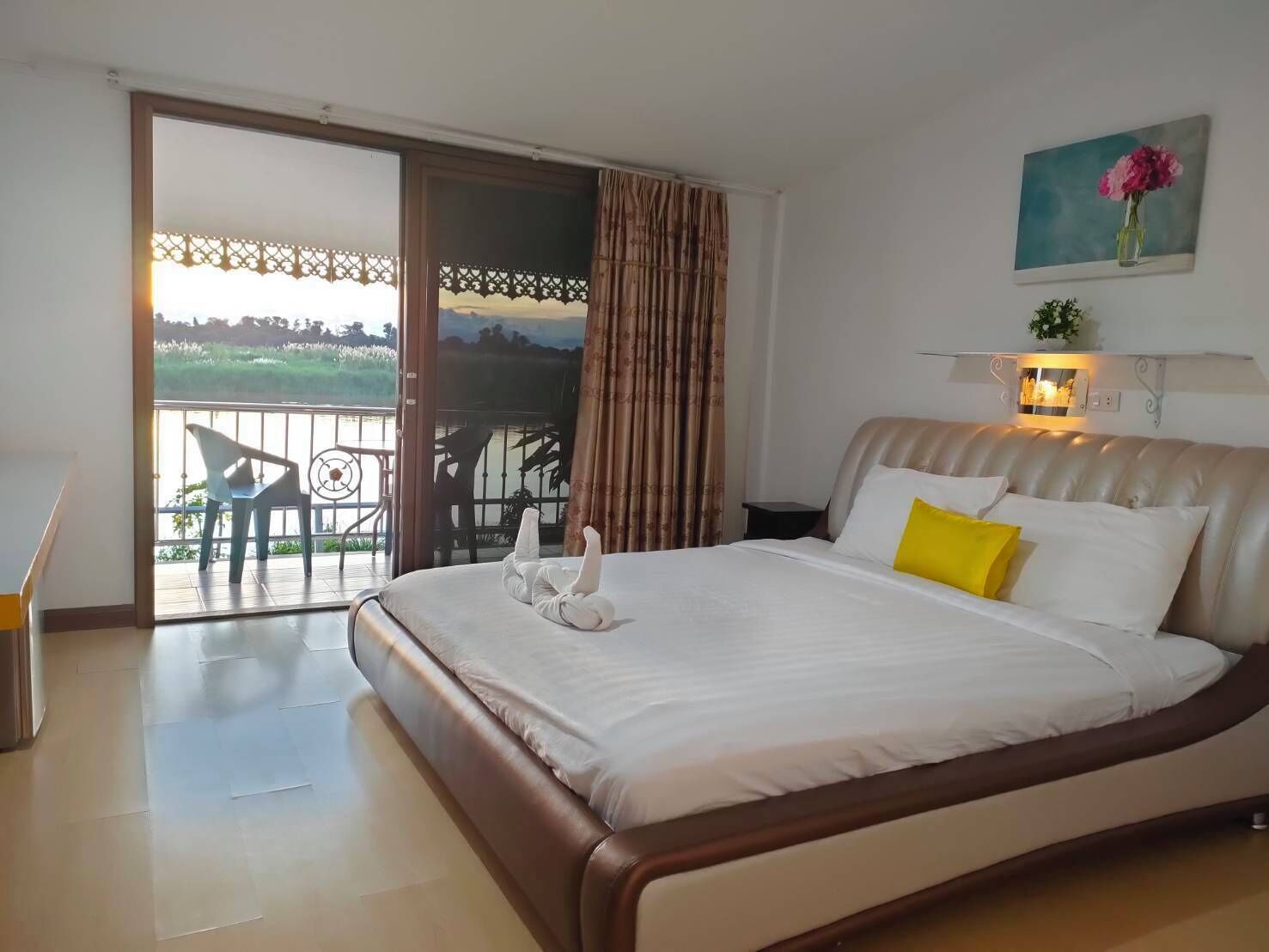 Deluxe Double Room, River View | Free WiFi