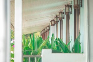 ห้องสแตนดาร์ดดับเบิล, วิวสระว่ายน้ำ | ลานระเบียง/นอกชาน