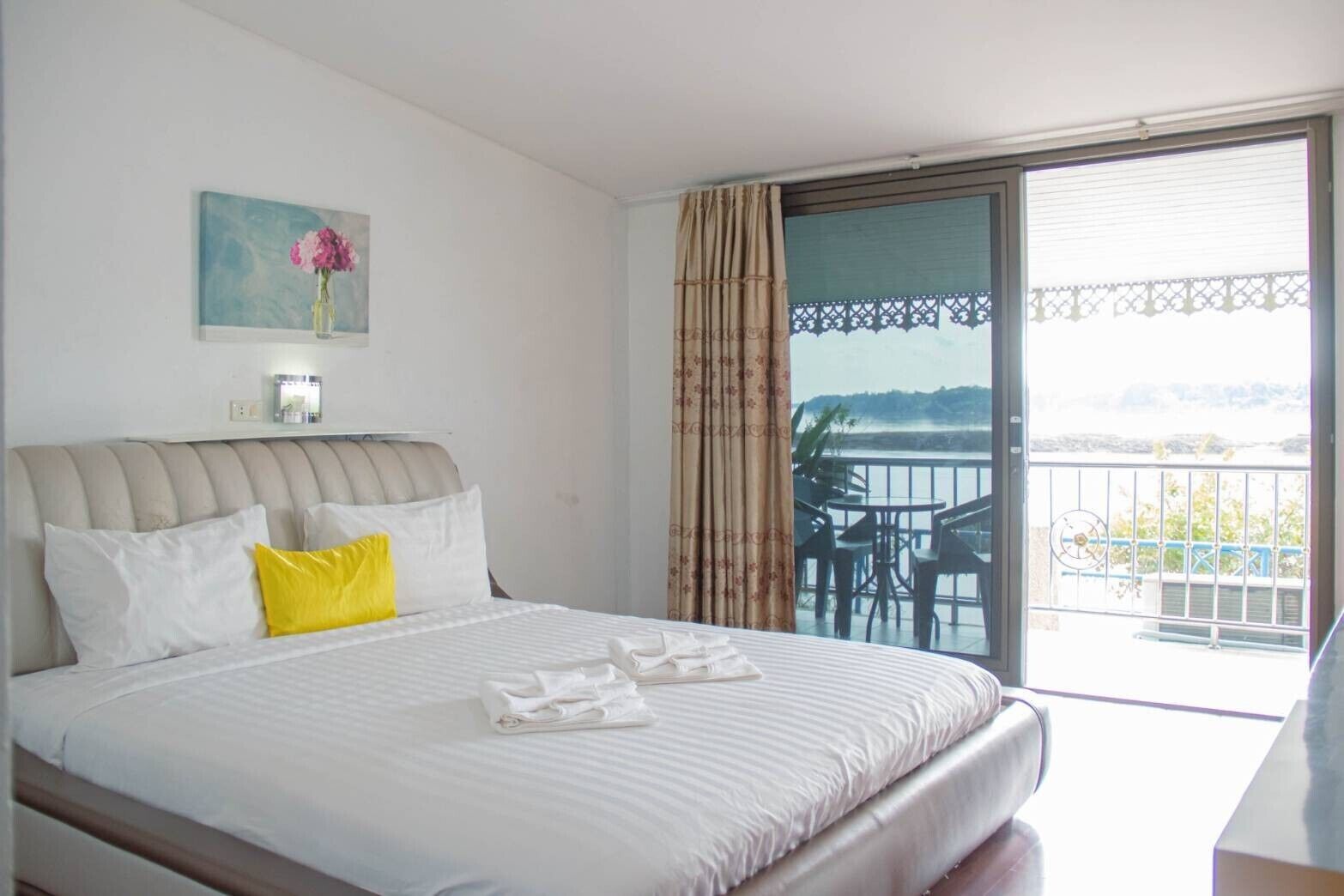 Deluxe Double Room, River View | Free WiFi