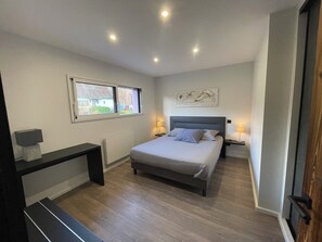 4 bedrooms, iron/ironing board, WiFi, bed sheets