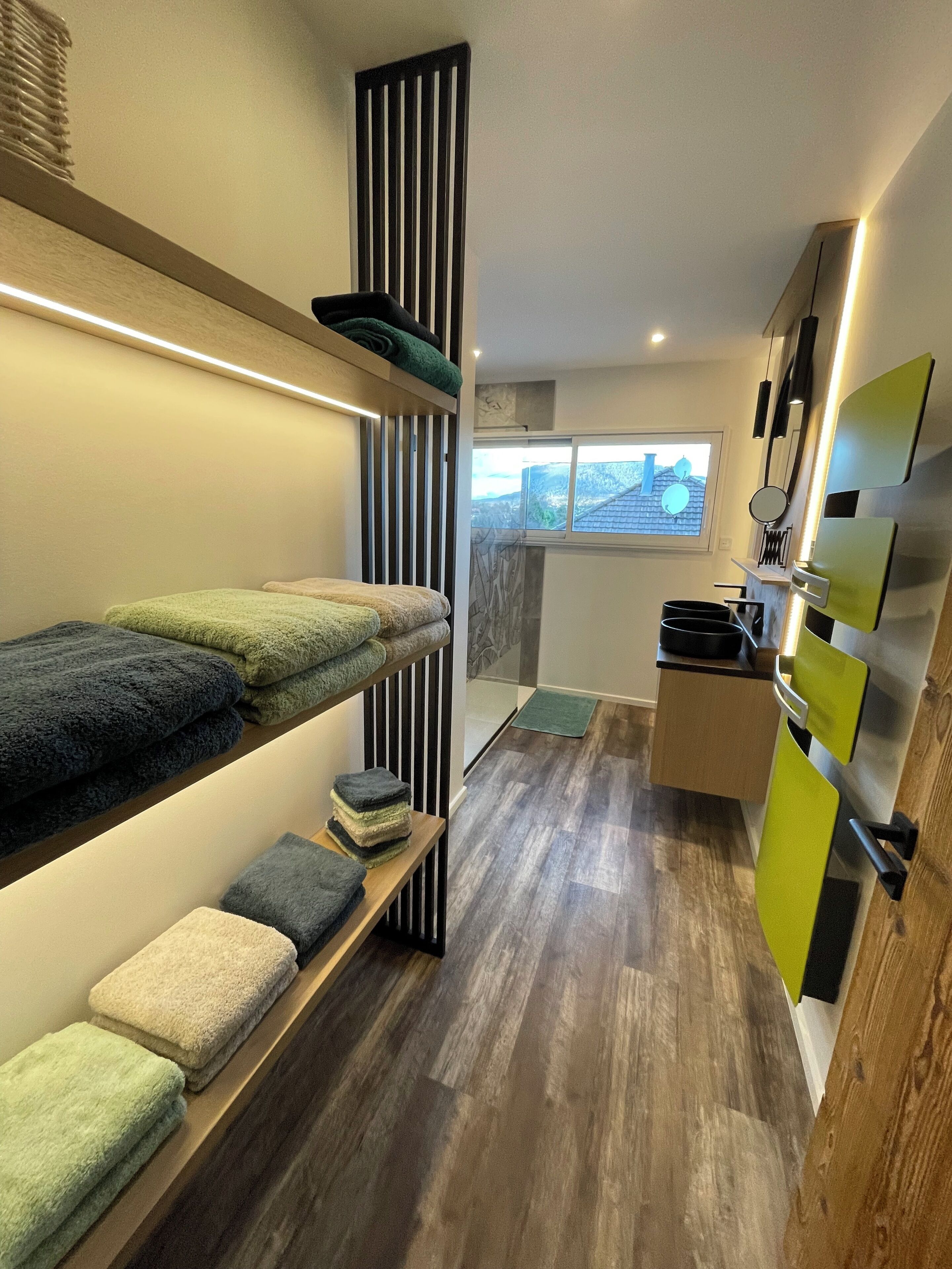 4 habitaciones, tabla de planchar con plancha, wifi y ropa de cama 