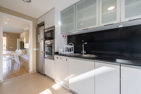 Kühlschrank, Mikrowelle, Ofen, Geschirrspüler