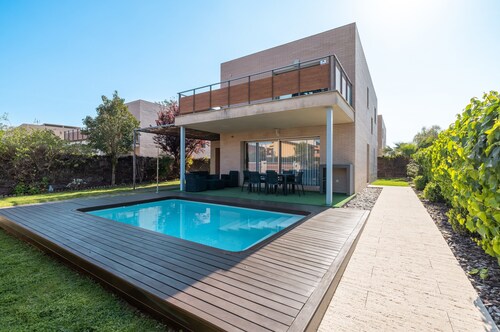 Casa de vacaciones 'Vidalet Solo Familias' con piscina privada, Wi-Fi y aire acondicionado