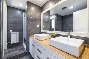 Regadera y secadora de cabello 