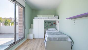 4 makuuhuonetta, silitysrauta/-lauta, ilmainen Wi-Fi, vuodevaatteet