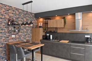 Fridge, microwave, oven, stovetop - New luxury home with private heated pool, billiards, and lots of entertainment (Veprinac)