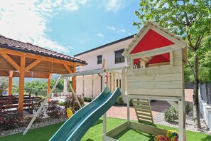 Children’s area - New luxury home with private heated pool, billiards, and lots of entertainment (Veprinac)