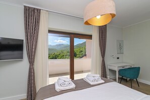 3 bedrooms, desk, iron/ironing board, travel cot - New luxury home with private heated pool, billiards, and lots of entertainment (Veprinac)