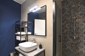 Shower, hair dryer, bidet, towels - New luxury home with private heated pool, billiards, and lots of entertainment (Veprinac)