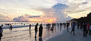 In Strandnähe, weißer Sandstrand
