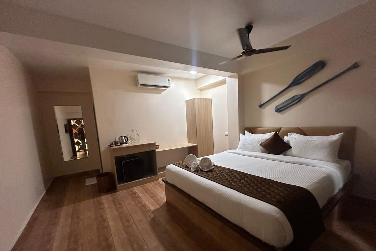 1 habitación, escritorio y espacio para trabajar con laptop