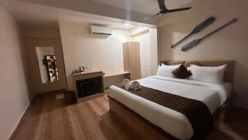 Deluxe Double Room | 1 bedroom, desk, laptop workspace, blackout drapes