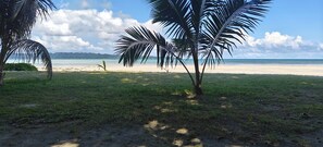 In Strandnähe, weißer Sandstrand