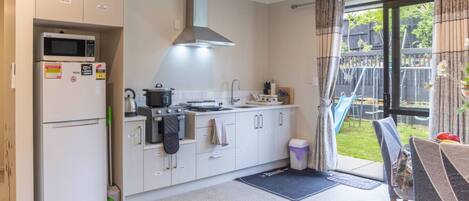 ثلاجة، ميكروويف، فرن، موقد طهي مسطح