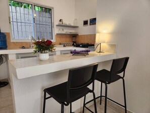 Refrigerador, parrilla de estufa y cafetera y tetera 