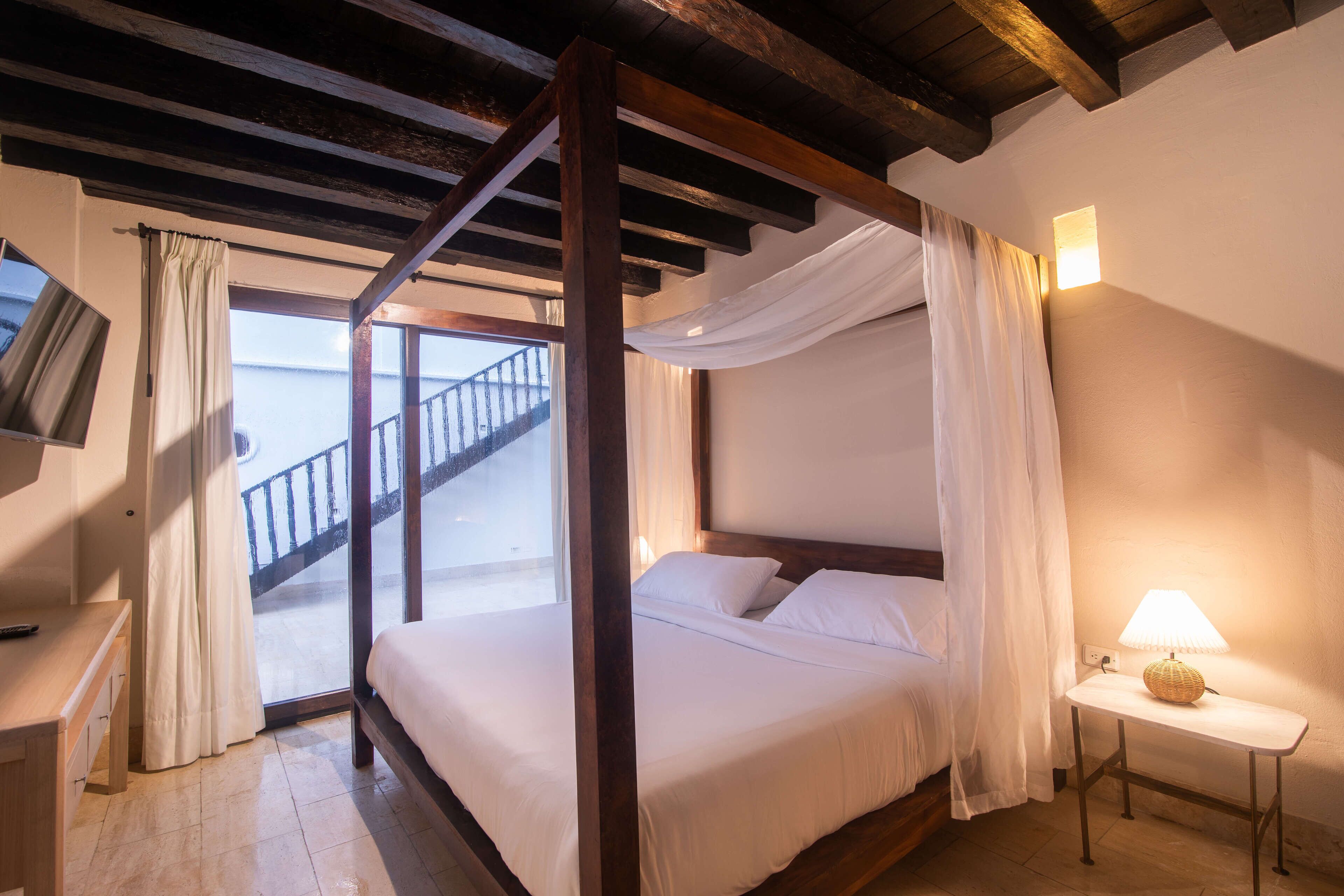 7 bedrooms, WiFi, bed sheets