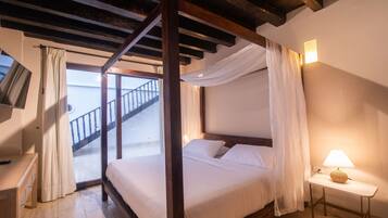 7 bedrooms, WiFi, bed sheets
