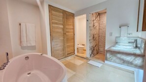 Douche, serviettes fournies, shampoing