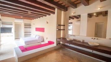 9 bedrooms, in-room safe, free WiFi, bed sheets