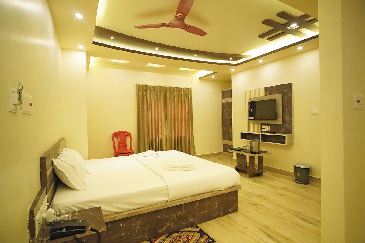 Desk, soundproofing, free WiFi