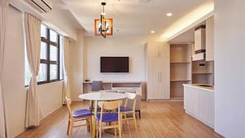 Deluxe Studio, 2 Single Beds | Living area