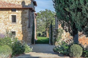 المنطقة المحيطة بالمنشأة