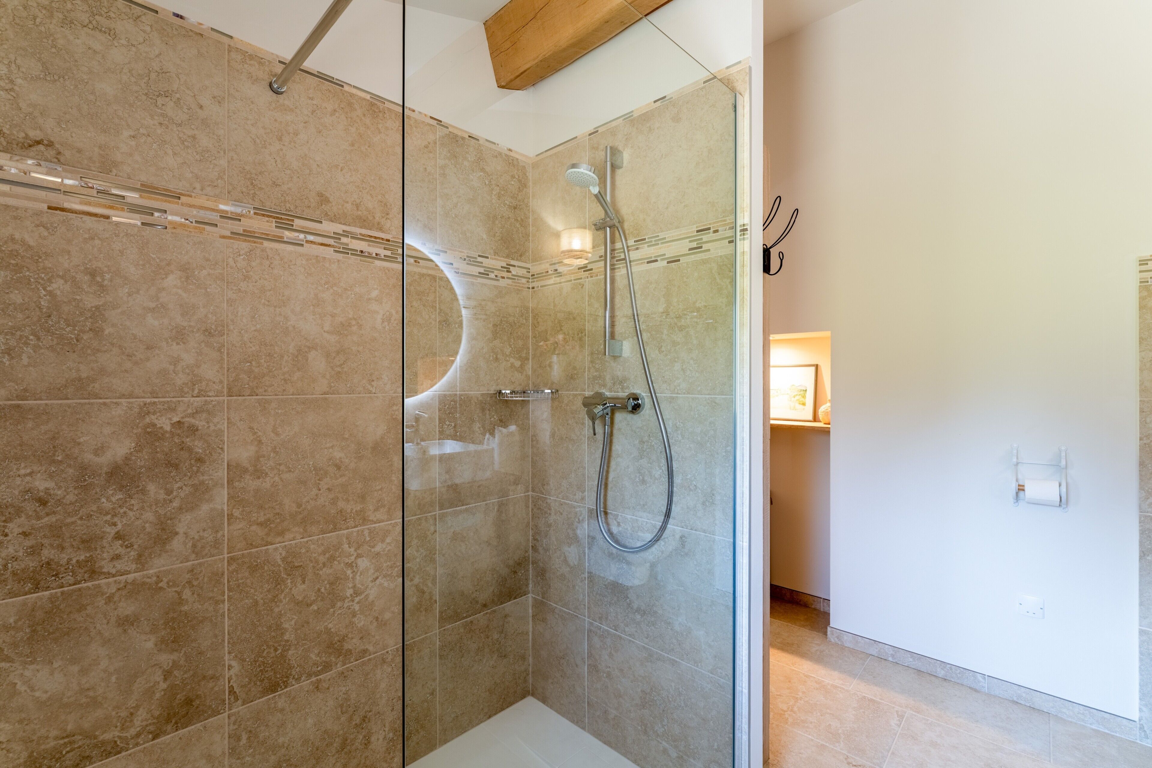 Dusche, kostenlose Toilettenartikel, Haartrockner, Handtücher