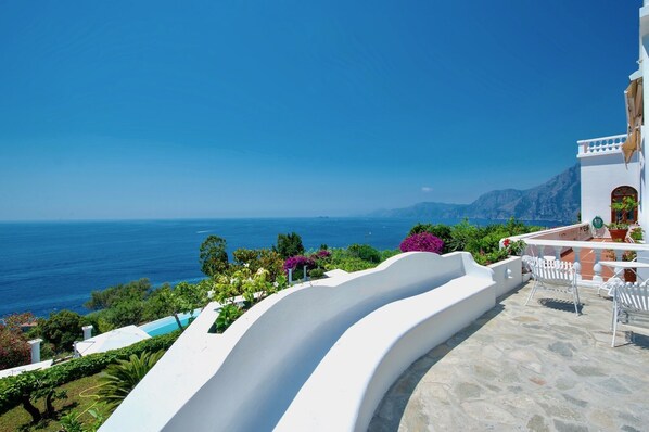 Outdoor dining - VILLA AURA - Six Bedroom Villa, Sleeps 12 (Praiano)