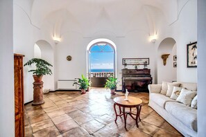 TV - VILLA AURA - Six Bedroom Villa, Sleeps 12 (Praiano)