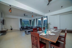 Villa, 2 habitaciones | Zona de estar | Televisión LED de 45 pulgadas con canales por cable