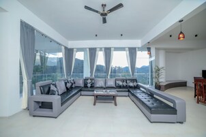 Villa, 2 habitaciones | Zona de estar | Televisión LED de 45 pulgadas con canales por cable