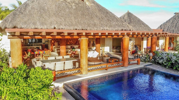 Outdoor pool, pool umbrellas, pool loungers - Casa Irekua Luxury beachfront retreat (Joluta)