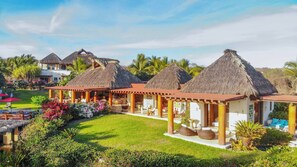 Luksushus, sjøutsikt | Hageutsikt