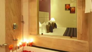 Kamar Standar | Kamar mandi | Shower, perlengkapan mandi gratis, pengering rambut, dan handuk