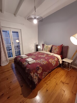 3 bedrooms, iron/ironing board, internet, bed sheets