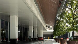 A modern building with a covered walkway and potted plants. - The Platinum Suites KLCC by Moonlight (Kuala Lumpur)