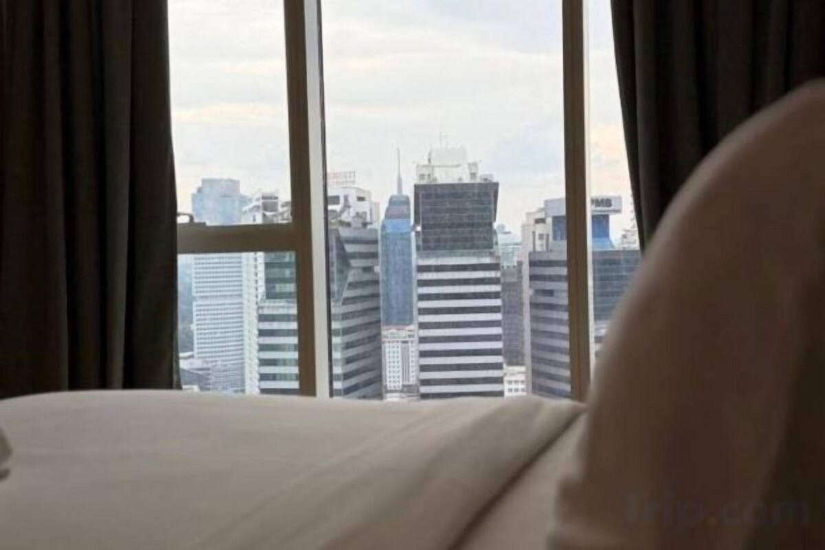 Egyptian cotton sheets, premium bedding, minibar, desk