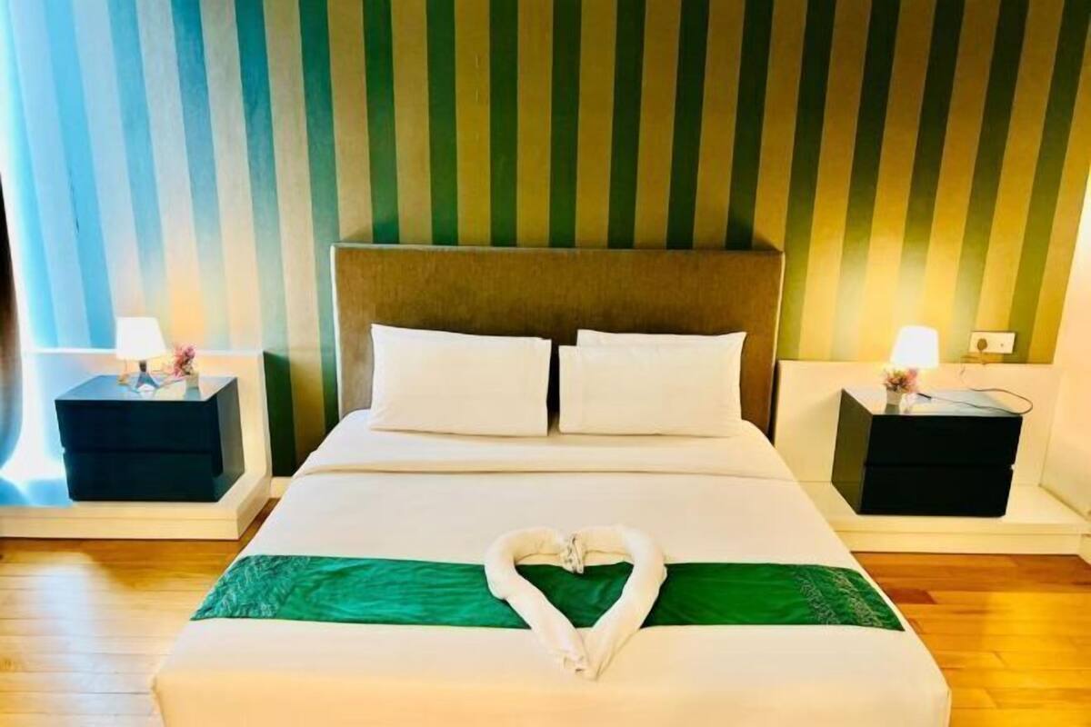 Egyptian cotton sheets, premium bedding, minibar, desk