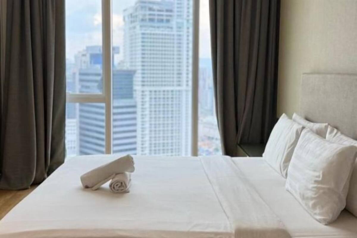 Egyptian cotton sheets, premium bedding, minibar, desk
