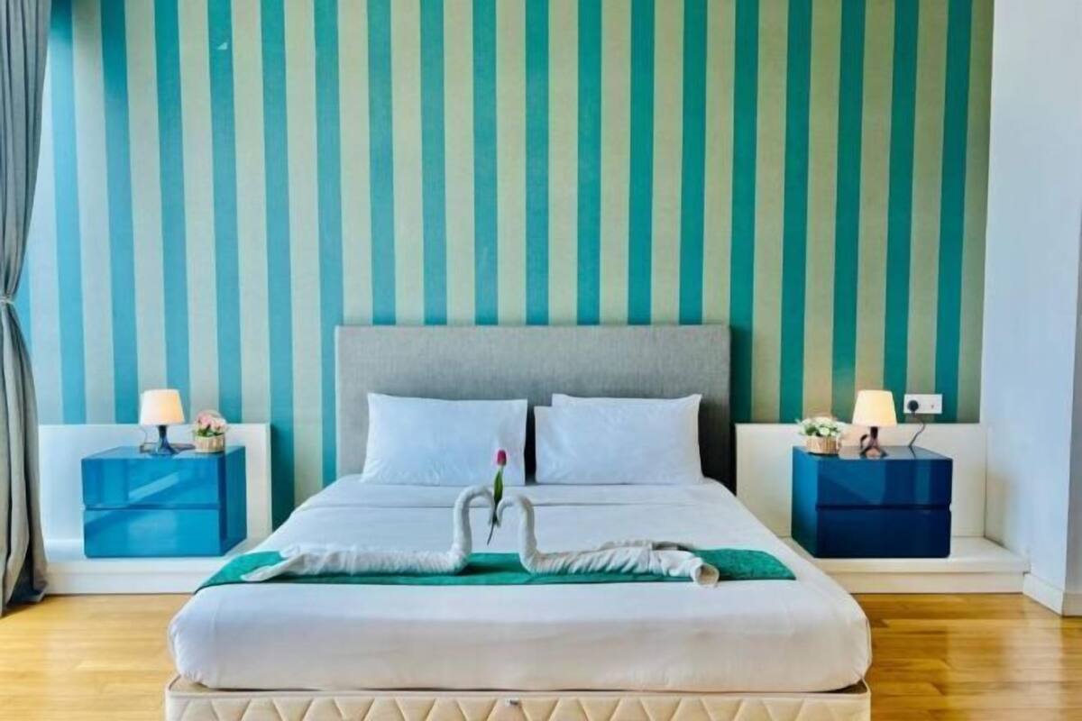 Egyptian cotton sheets, premium bedding, minibar, desk