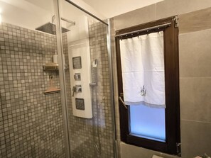 Séchoir à cheveux, savon, shampooing