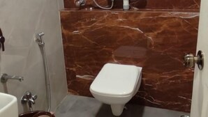 Kylpyhuone, jossa on wc, pesuallas ja suihku.