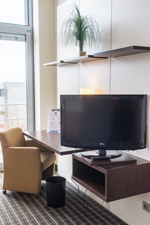 Basic Double Room | Hypo-allergenic bedding, down comforters, in-room safe, desk - Livenwork Hotel&CoWorking GVZ Ingolstadt (Ingolstadt)